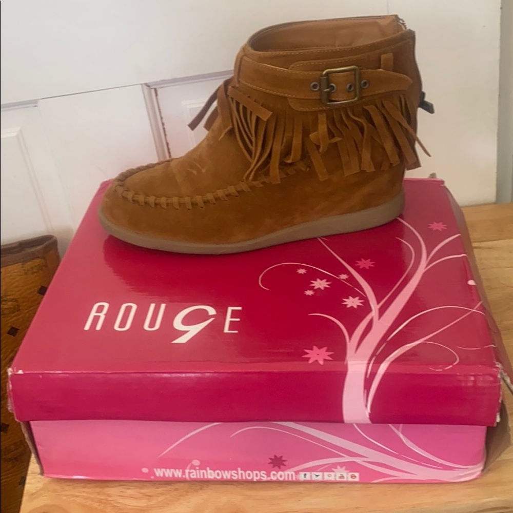 Ankle boots with fringes
